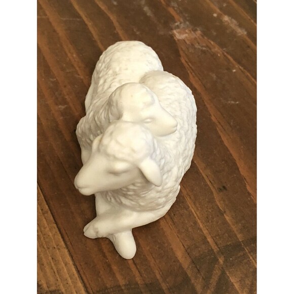VINTAGE AVON NATIVITY  SHEEP FIGURINE - Picture 5 of 6